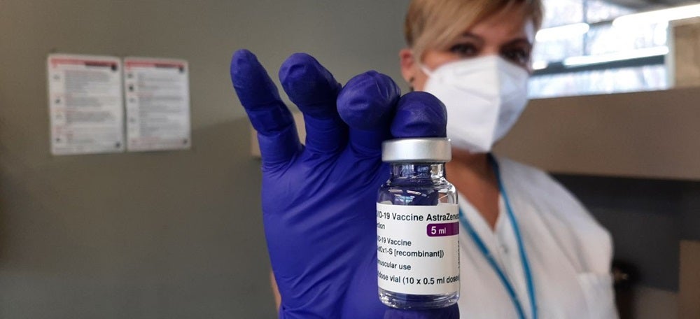 Foto portada: un vial de la vacuna d'AstraZeneca. Autor: Salut. 