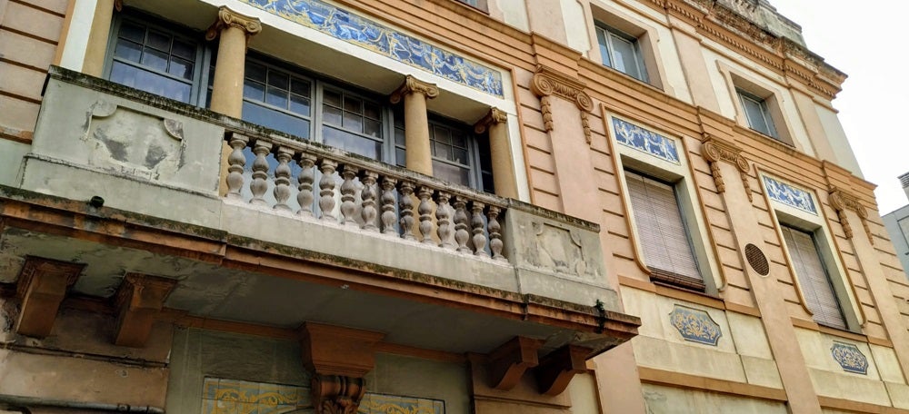 Foto portada: l'antiga Maternitat del carrer Illa. Autor: J.d.A. 