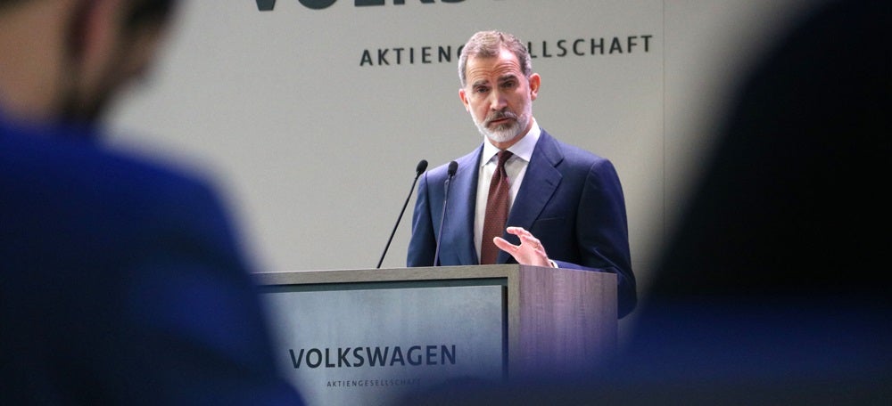 Pla mitjà del rei Felip VI en la seva visita a la fàbrica de Seat el 5 de març del 2021. Horitzontal.