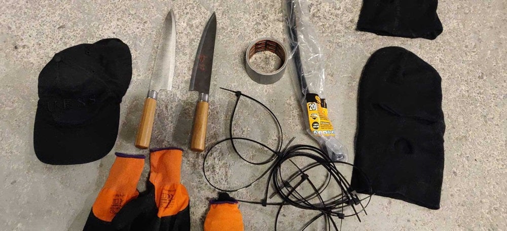 Foto portada: ganivetats i utensilis requisats al presumpte lladre. Autor: Mossos / cedida. 