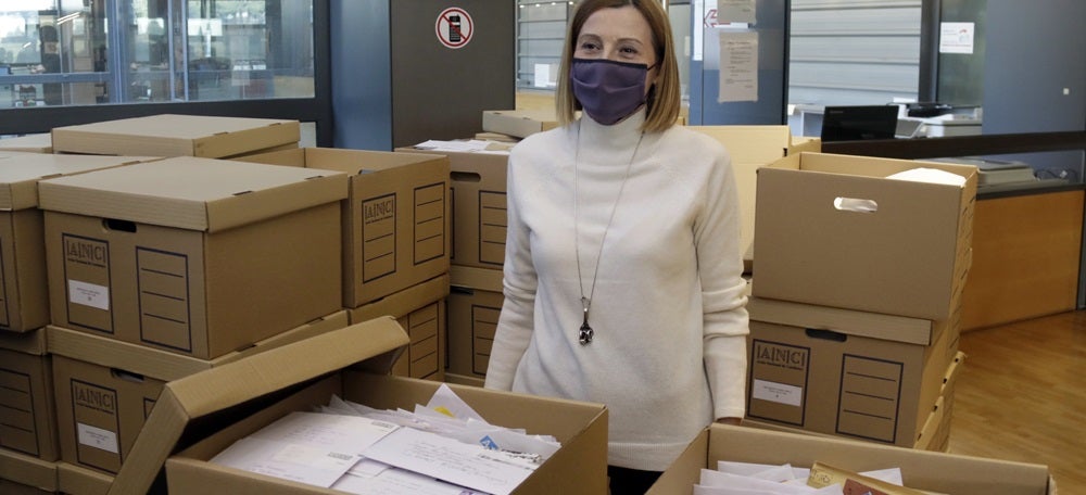 Carme Forcadell amb totes les cartes que ha rebut a la presó, en caixes, a l'Arxiu Nacional de Catalunya, el 23 de març de 2021 (horitzontal)
