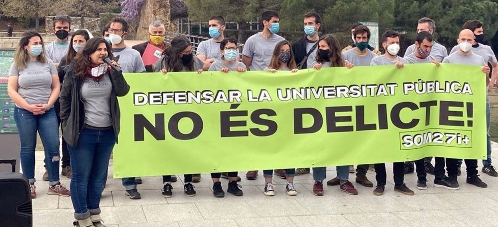 Pla general dels encausats per l'ocupació del Rectorat de la UAB al 2013 després de la vista de conciliació als Jutjats de Sabadell, el 26 de març de 2021. (Horitzontal)