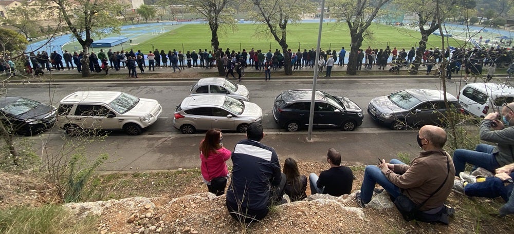 Foto portada: aglomeracions a l'exterior de les pistes d'atletisme Josep Molins. Foto: @EliaSorianCosta via Twitter.