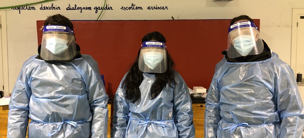 Foto portada: Vocals i presidenta d’una mesa electoral de l’Escola Miquel Martí i Pol en la franja “Covid”. Autora: Júlia Ramon