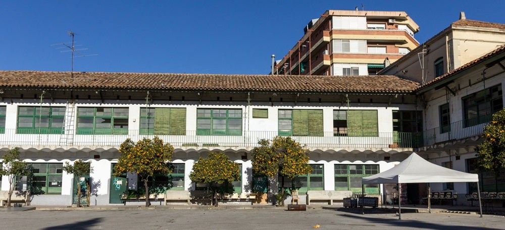 Foto portada: la caserna, fa un parell d’anys abans de ser tancada per perill d’esfondrament. Autor: David B. 