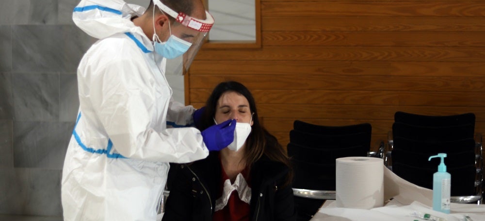 Foto portada: cribatge de Covid-19 a Can Puiggener. Autora: Alba Garcia.