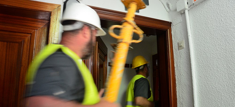 Foto portada: operaris apuntalant un dels pisos, l’abril de 2018. Autor: David B.