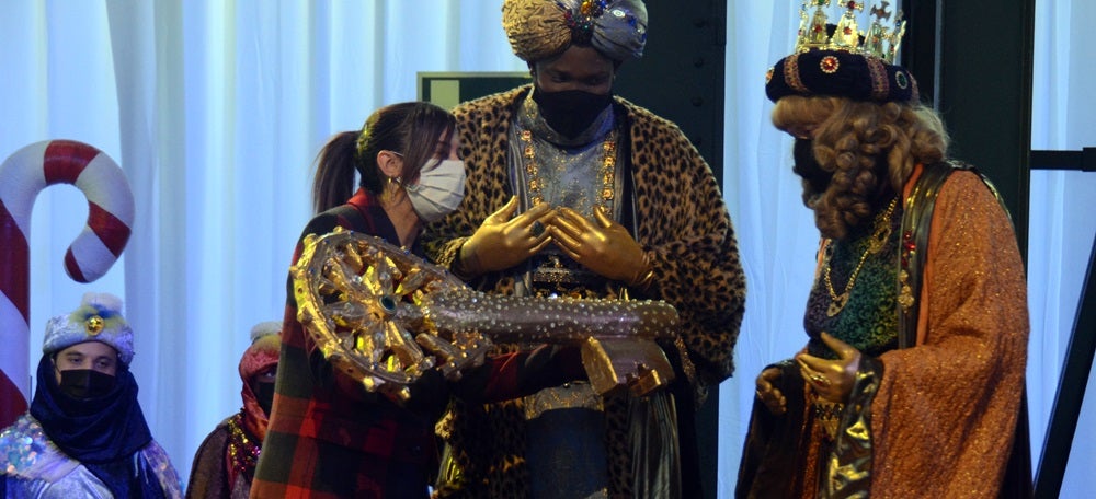 Foto portada: l’alcaldessa de Sabadell entregant la clau de la ciutat als reis Baltasar i Gaspar, a Fira Sabadell, aquest dissabte al matí. Autor: David B.