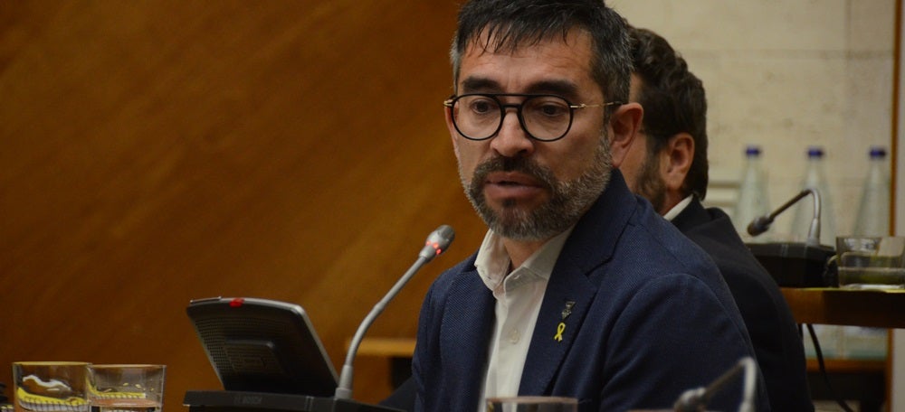 Foto portada: el portaveu republicà, Gabriel Fernàndez, en un ple abans de la crisi del coronavirus. Autor: David B.