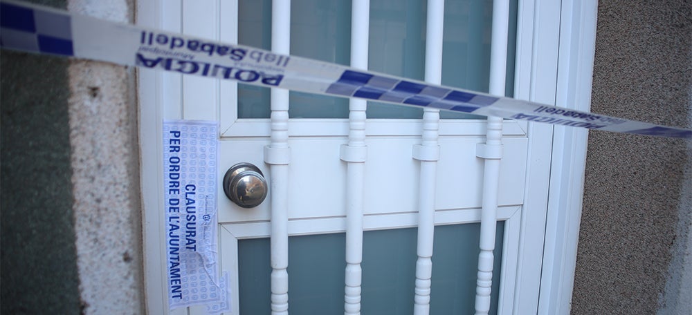 Foto portada: un dels habitatges precintats al carrer dels Vosges, a la Plana del Pintor. Autora: Alba Garcia.
