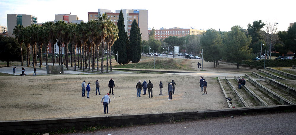 Foto portada: gent gran jugant a petanca al Parc del Nord, aquest dilluns. Autora: Alba Garcia.