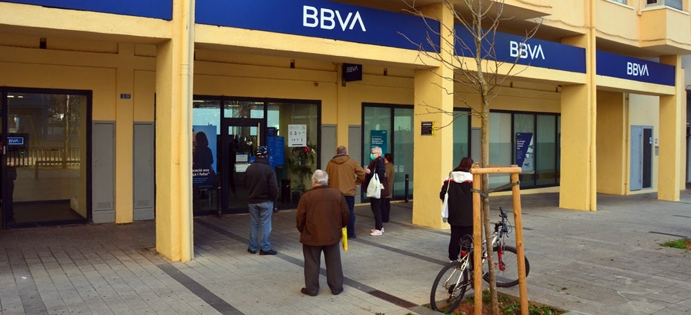 Foto portada: gent fent cua a l’oficina del BBVA a Can Deu. Autor: David B.