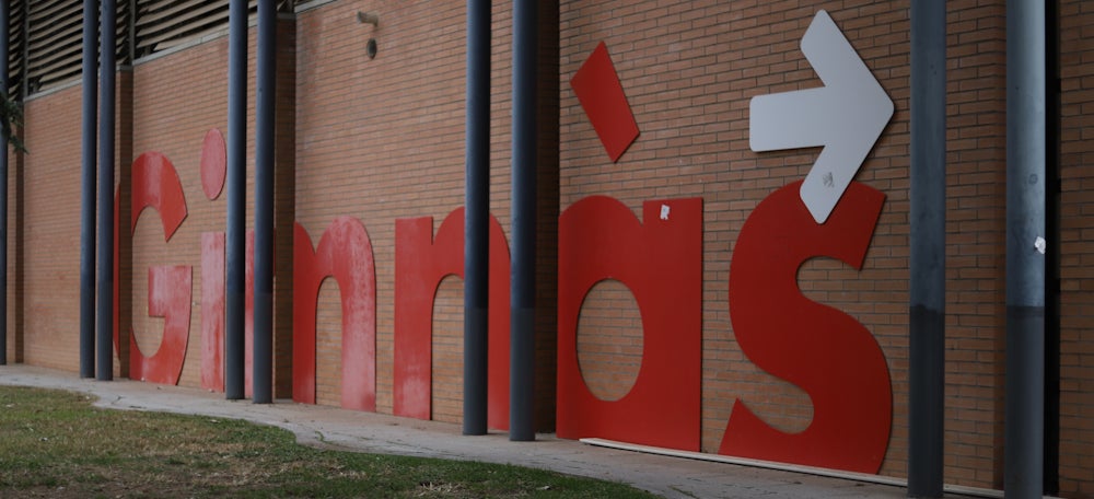 Foto portada: la façana del Gimnàs Municipal, fa uns dies. Autora: Alba Garcia.