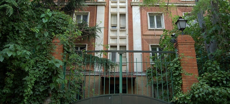 Foto portada: exterior de la caserna de la Guàrdia Civil, des del carrer de Vilarrubias. Autor: David B.