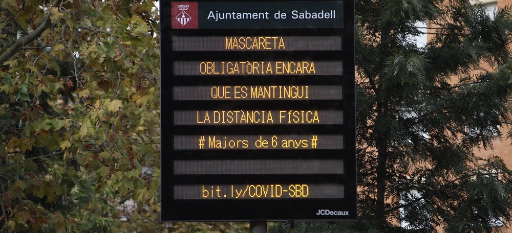 Foto portada: un plafó informatiu amb les mesures contra la Covid-19. Autora: Alba Garcia. 