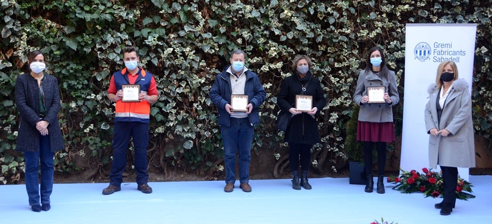 Foto portada: Marta Farrés, el tècnic d’ambulàncies Edu Moreno, Sebastià Garriga del personal de manteniment del Parc Taulí, la doctora Rosa Andreu (CAP Centre), Lídia Martí, infermera de l’UCI del Taulí, i la presidenta del Gremi de Fabricants, Rosvi Moix. Autor: David B.