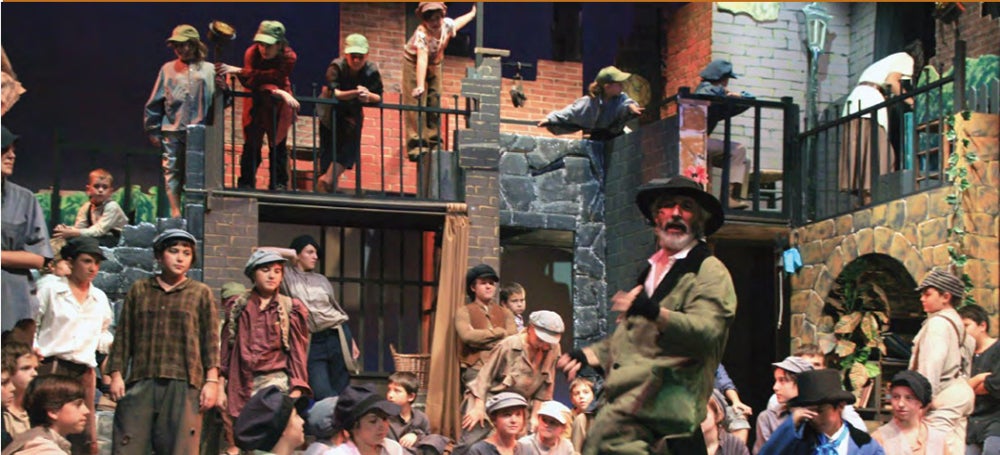 Foto portada: representació d’Oliver, al Teatre Sant Vicenç, abans de la pandèmia. Autor: David B.