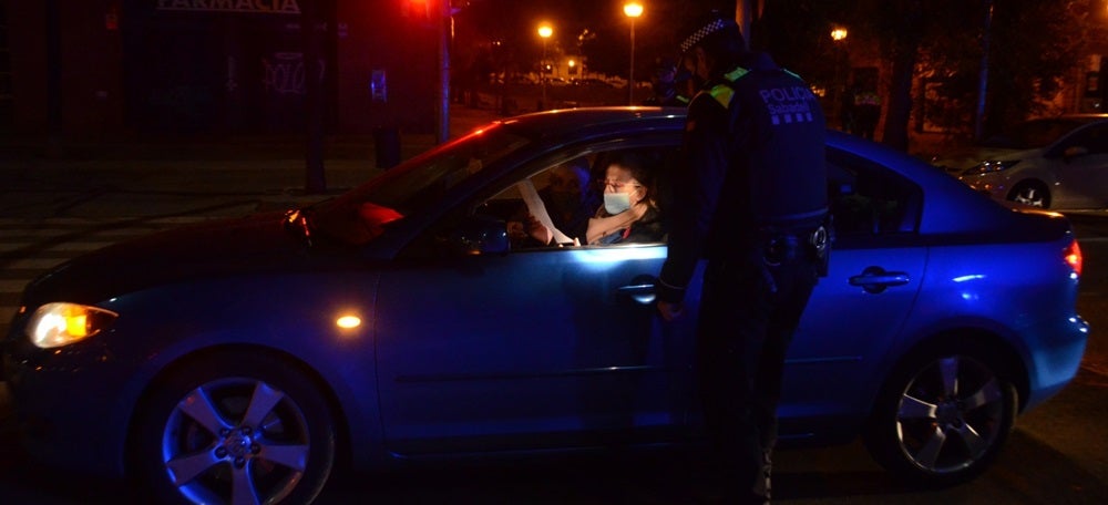 Foto portada: un control policial pel toc de queda, a l'octubre. Autor: David B. 