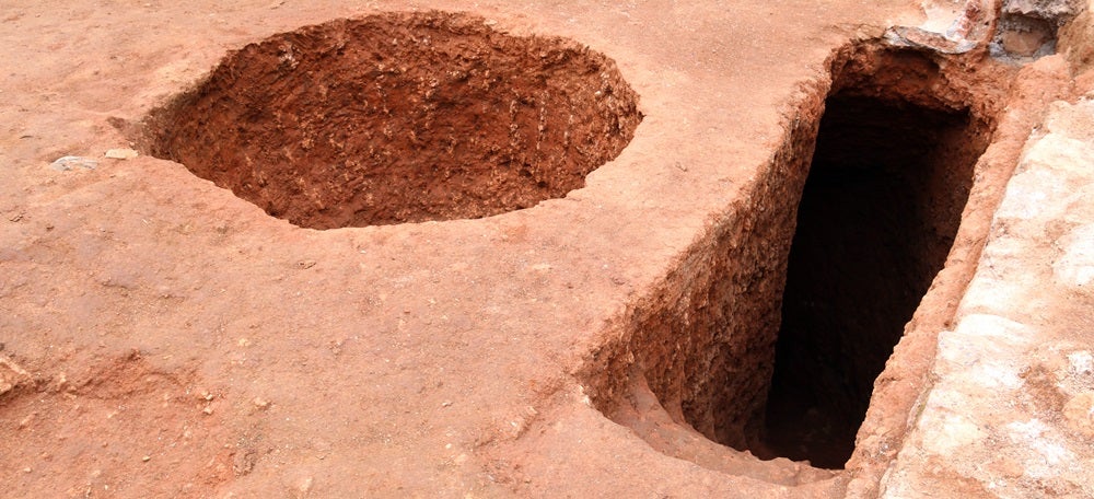 Primer pla d'una sitja i l'entrada a unes de les galeries subterrànies descobertes al centre de Sabadell, el 19 de febrer de 2021. (Horitzontal)