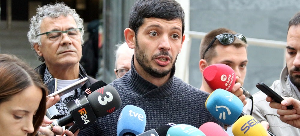 Imatge de l'advocat d'Alerta Solidària Xavier Pellicer atenent els mitjans de comunicació aquest 7 d'octubre de 2019. (Horitzontal)