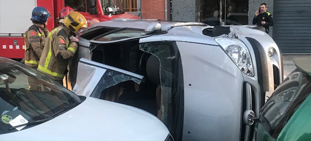 Foto portada: el vehicle bolcat que conduïa la dona que va morir al voltant el mes de febrer, al barri de Gràcia. Autor: cedida. 