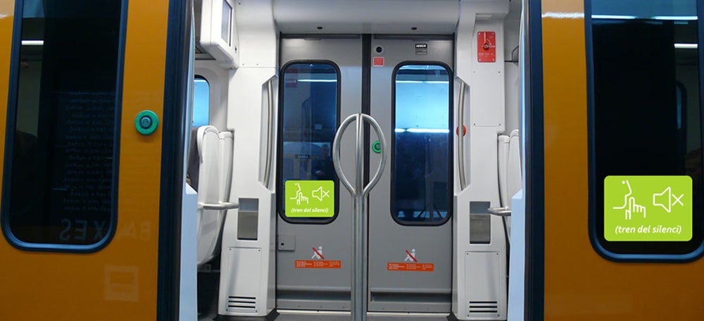 Foto portada: un vagó amb la senyalització del Tren del Silenci. Autor: FGC.
