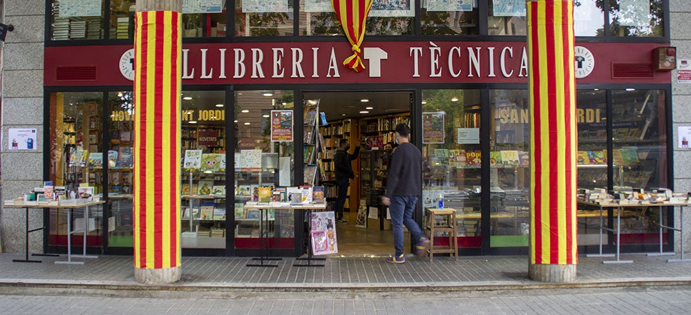 Foto portada: parades de llibres a la llibreria Tècnica. Autor: M.Centella. 