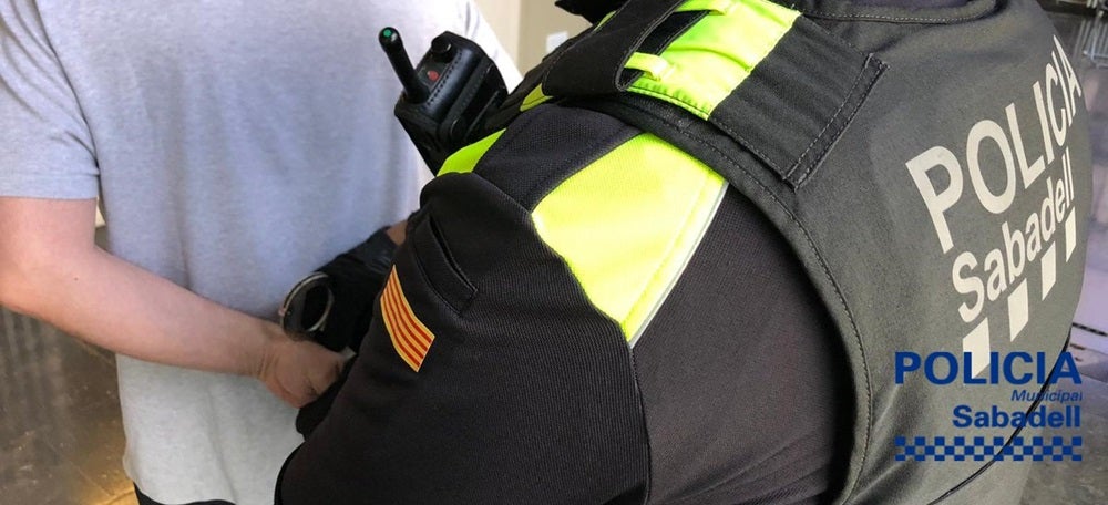 Foto portada: una detenció. Autor: @policiaSabadell via Twitter. 