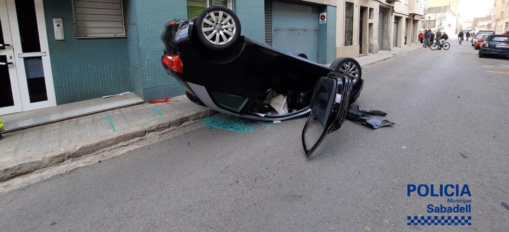 Foto portada: el vehicle bolcat, al carrer de la Unió. Autor: @policiasabadell via Twitter. 