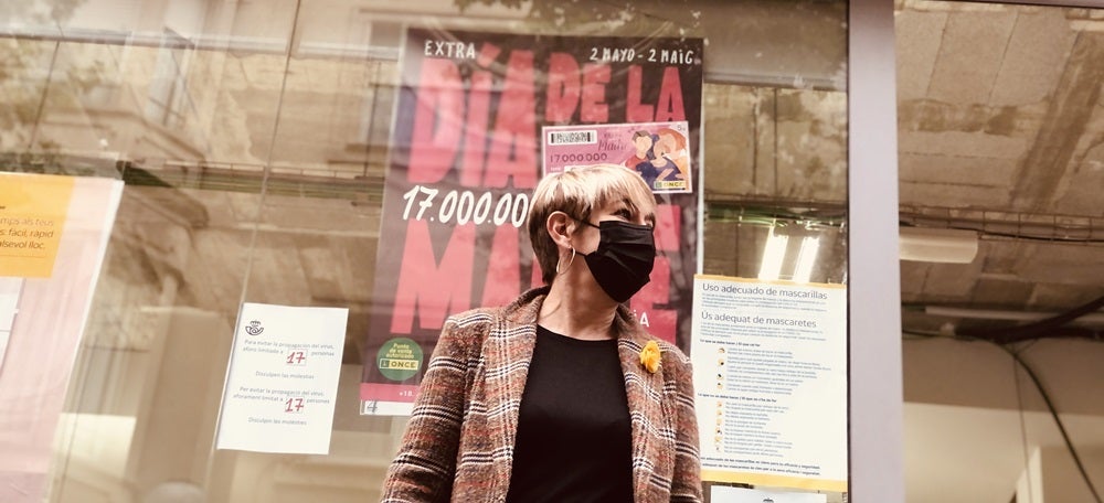 Foto portada: Ciuró, davant una de les oficines de Correus de Sabadell. Autor: cedida. 