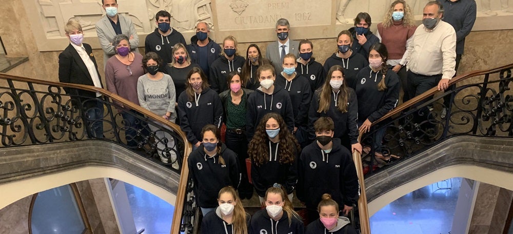 Foto portada: recepció a les jugadores del CN Sabadell. Autor: @CNSabadell via Twitter. 