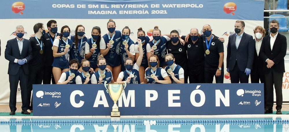 Foto portada: les jugadores del CN Sabadell, equip tècnic, directius i membres de l'Ajuntament, celebrant el títol. Autor: @cn_sabadell via Twitter. 