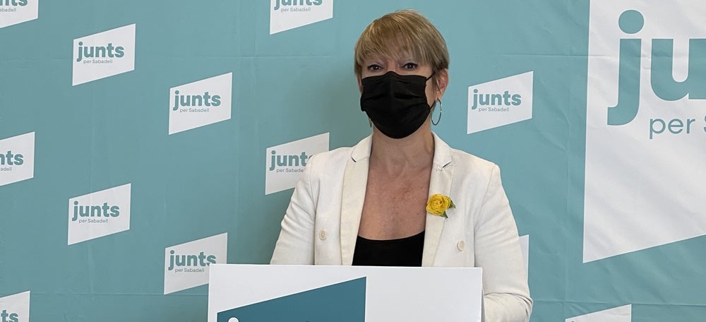 Foto portada: Lourdes Ciuró presenta la moció contra la pobresa menstrual. Autor: Junts per Sabadell