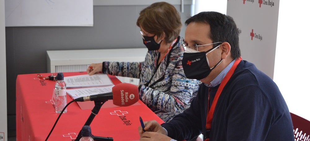 Foto portada: Montse Font, presidenta de Creu Roja Sabadell, i David Jové, coordinador local. Autor: Xavier Miralles, Creu Roja Sabadell