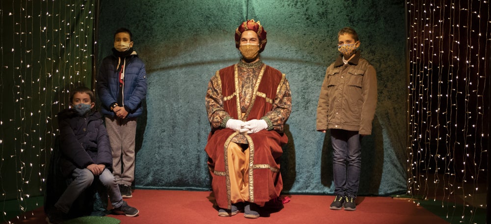 Foto portada: uns nens després d’entregar la carta als emissaris. Autora: Alba Garcia.