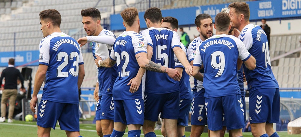 l'equip celebrant el gol d'Stoichkov contra el Cartagena. Autor: CES.