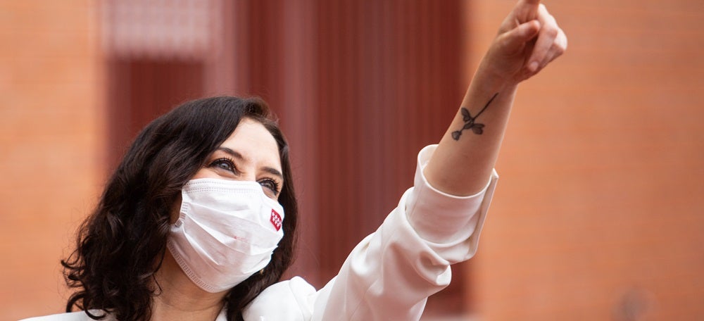 Primer pla de la presidenta en funcions de la Comunitat de Madrid i candidata del PP, Isabel Díaz Ayuso, assenyalant amb el dit el 27 d'abril de 2021 (Horitzontal)