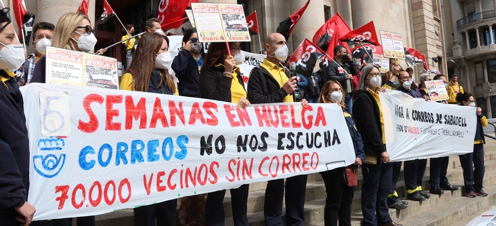 Pla general dels treballadors de Correus de Sabadell protestant davant la seu de l'empresa a Barcelona, el dia 11 de maig de 2021. (Horitzontal)