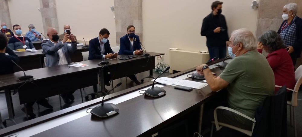 Trobada entre el moviment veïnal i representants dels partits. Asseguts en primera fila els diputats sabadellencs Joan García (Cs), Pol Gibert (PSC) i Juli Fernàndez (ERC). Autor: David B.