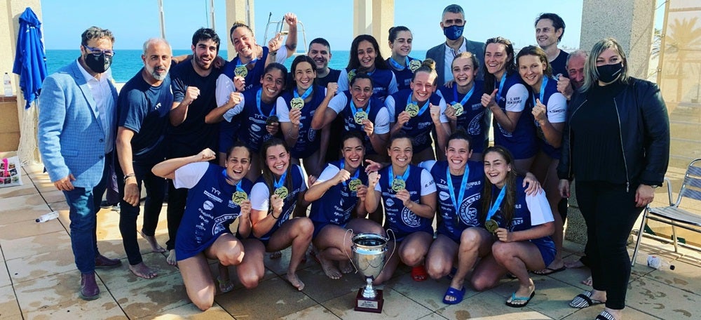 Les jugadores del CN Sabadell i tècnics, amb el títol. A l'esquerra el diputat Juli Fernàndez (ERC). A la dreta, la regidora d'Esports Laura Reyes (PSC). Autor: CN Sabadell via Twitter.