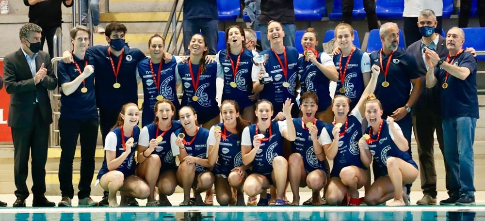 Foto portada: les waterpolistes del CN Sabadell celebrant el títol. Autor: @CN_Sabadell via Twitter.