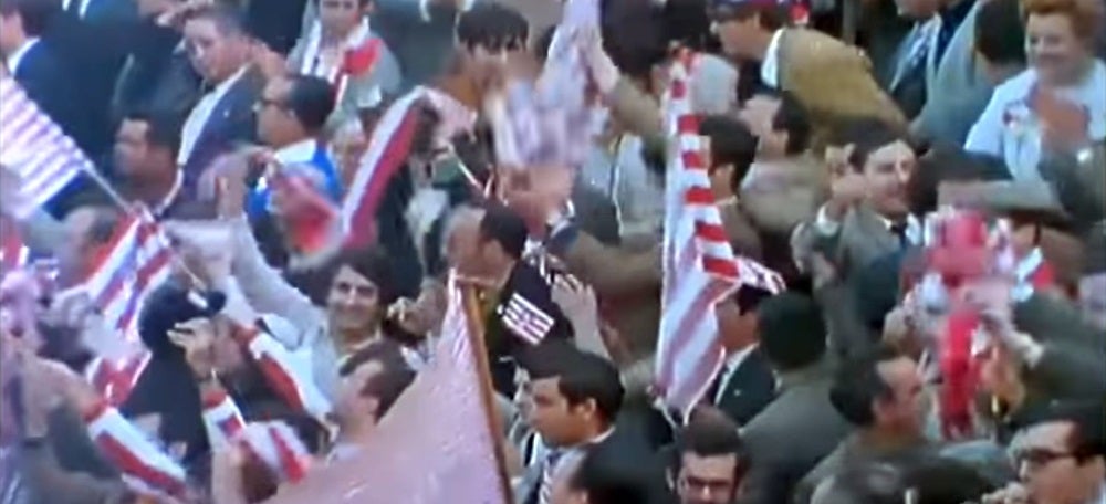 Aficionados del Atlético de Madrid celebrando un gol en la Nova Creu Alta