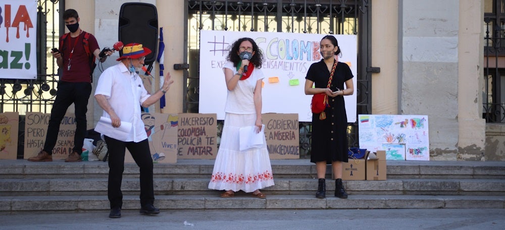 Foto portada: un moment de la concentració, aquest vespre. Autor: David B. 