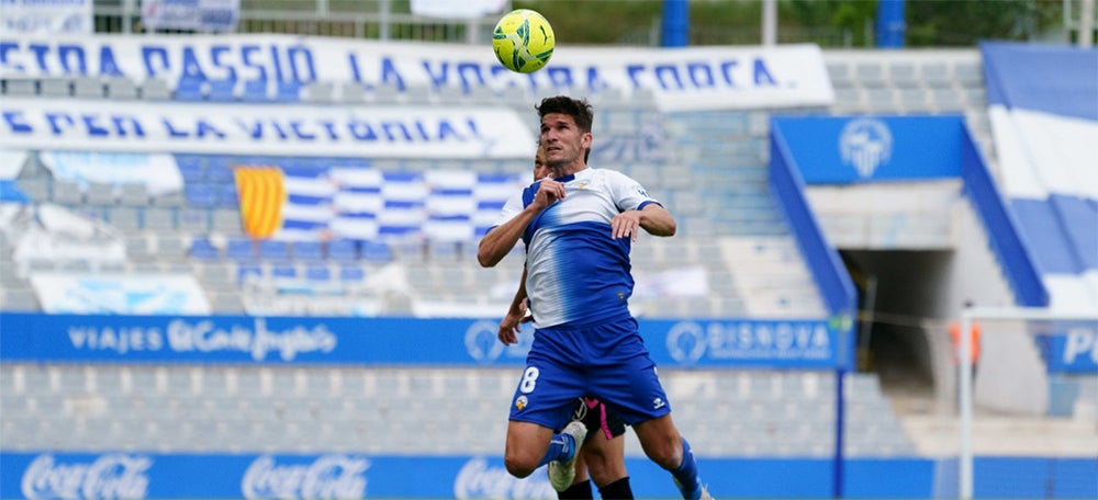 Adri Cuevas en una acció del partit davant el Tenerife. Autor: CES.
