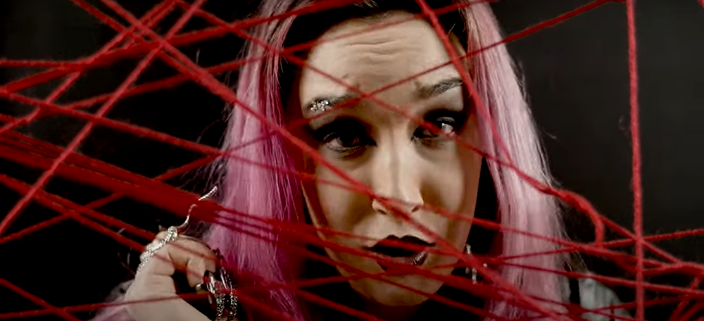 Foto portada: Xenia, en un moment del seu clip.