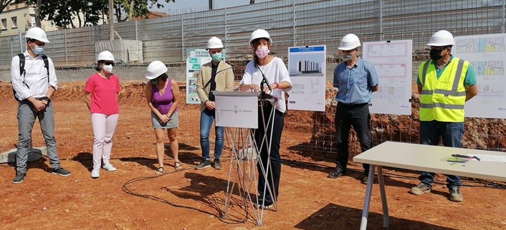 Foto portada: l'alcaldessa de Sabadell, Marta Farrés, presenta la promoció d'habitatge social a Francesc Layret. Autor: Ana M