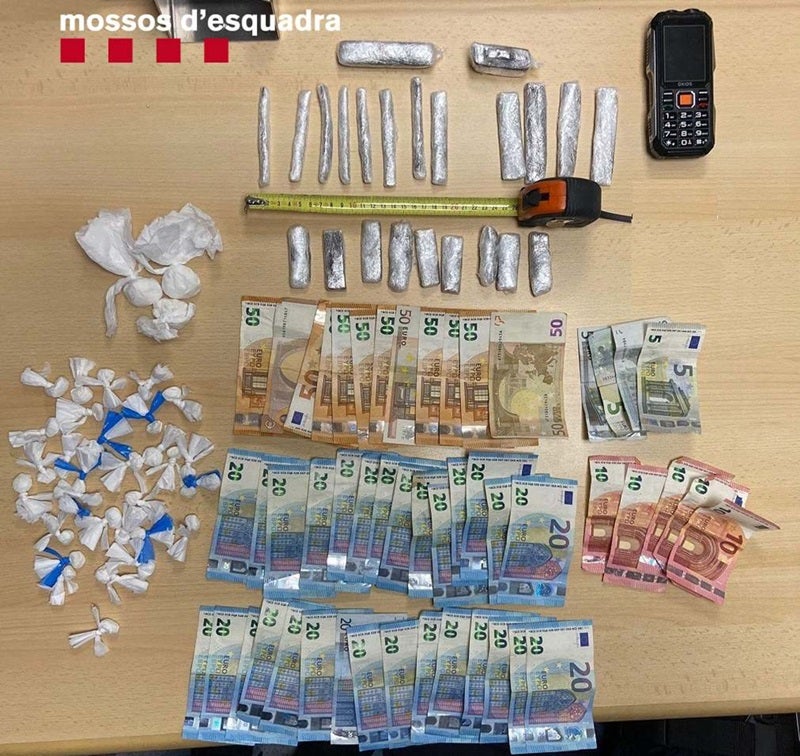 Part del material i dels diners requisats per la policia. Autor: Mossos d'Esquadra / cedida.