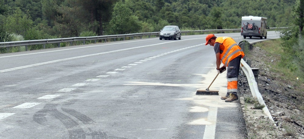 Foto portada: un operari netejant la carretera en el punt de la C-14 on s'ha produït un accident entre tres turismes i un autobús que ha causat dos morts i un ferit crític, al quilòmetre 128 a Bassella (Alt Urgell), el 19 de juny de 2021. Autor: ACN. 