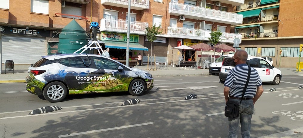 Foto portada: el vehicle de Google Street View. a l'avinguda de la Concòrdia. Autor: J.d.A.
