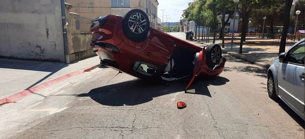 Foto portada: el vehicle bolcat. Autor: Policia Municipal via Twitter. 